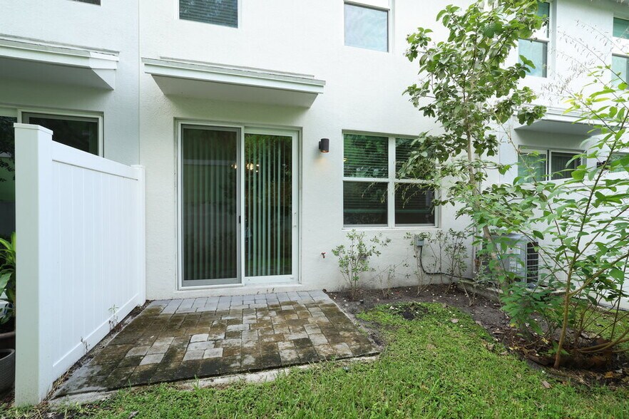 Building Photo - 3557 San Bernardino Way