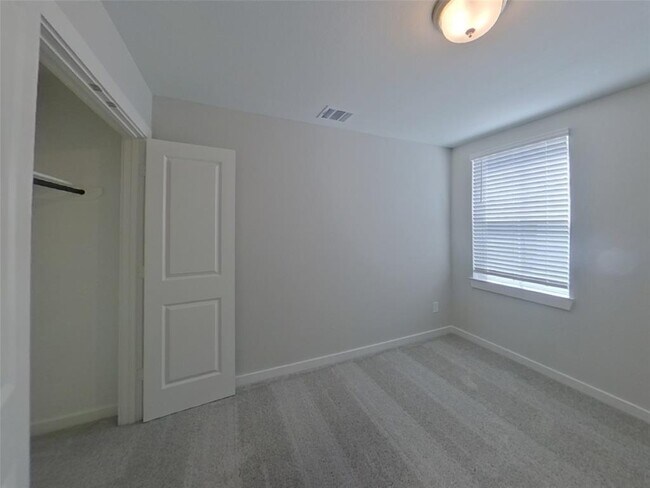 Building Photo - 9835 Willow Creek Commerce Dr