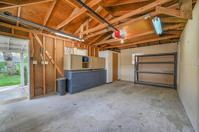 Building Photo - $2,300.00 - 2 Beds, 1 Bath, Single Family ...