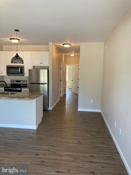 Building Photo - 376 E Main St