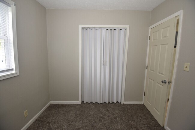 Building Photo - Mishawaka South-side 3 bedroom with a fenc...