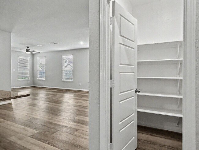 Building Photo - Modern New Braunfels Home with Flexible Upstairs Living Spaces
