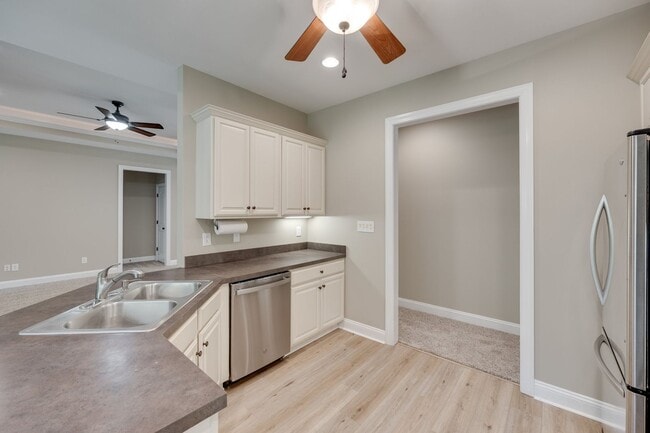 Building Photo - Beautiful 3 bedroom 2 bath Ranch with Bonu...