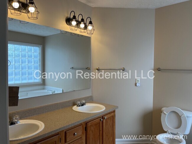 Building Photo - 825 Connaly Dr