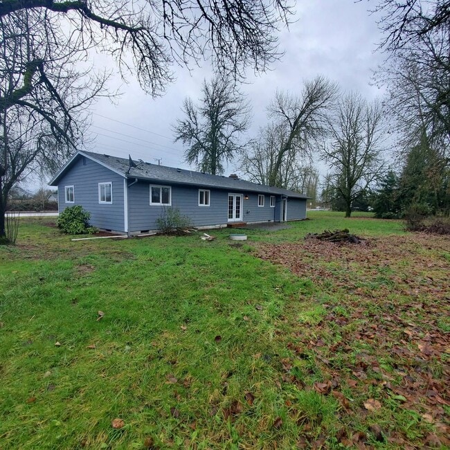 Building Photo - Pet Friendly Single level, 3 bed: 2 bath home with an open yard area and 2 car garage