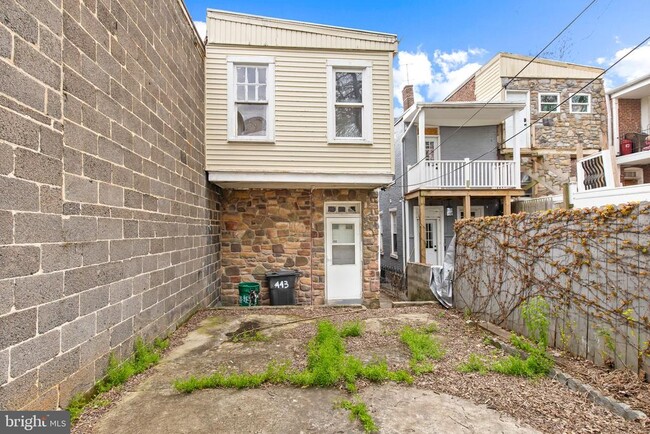 Building Photo - 443 Manor St