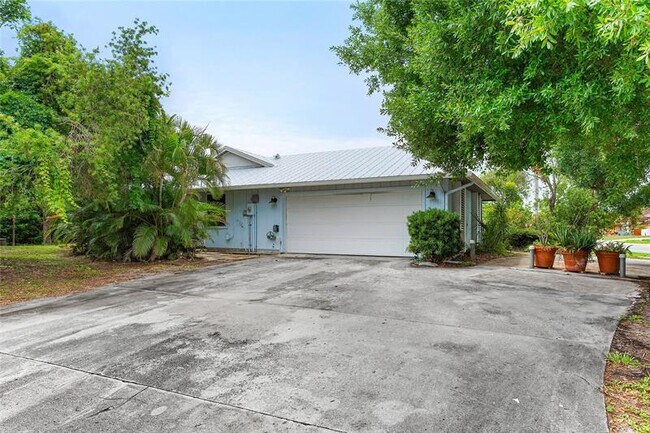 Building Photo - 2041 SE Floresta Dr