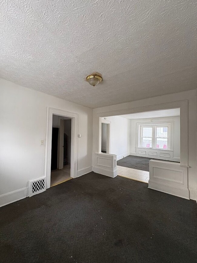 Building Photo - Three bedroom one bathroom home for rent