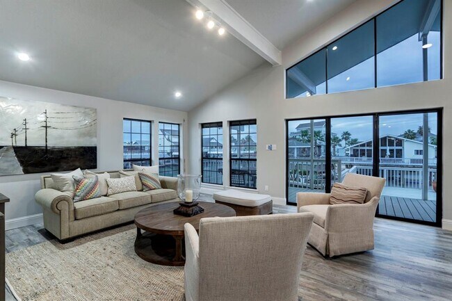 Building Photo - 1239 Hawaii Dr