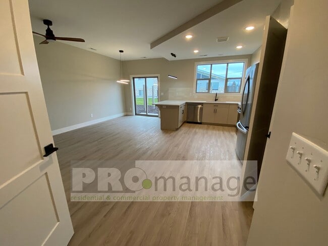 Building Photo - Townhouse with 3 bedrooms / 2 bathrooms in...