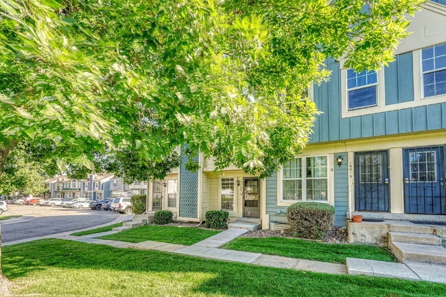 Primary Photo - $1,465 - 2 Bed 1 Bath Townhome in Aurora with In Unit Laundry!