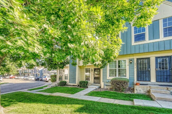 Primary Photo - $1,495 - 2 Bed 1 Bath Townhome in Aurora w...
