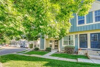 Building Photo - $1,465 - 2 Bed 1 Bath Townhome in Aurora with In Unit Laundry!