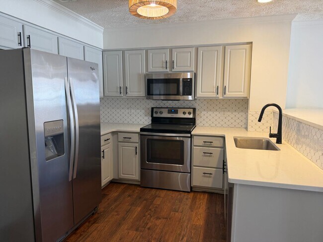 Building Photo - 2BR Townhome in Franklin