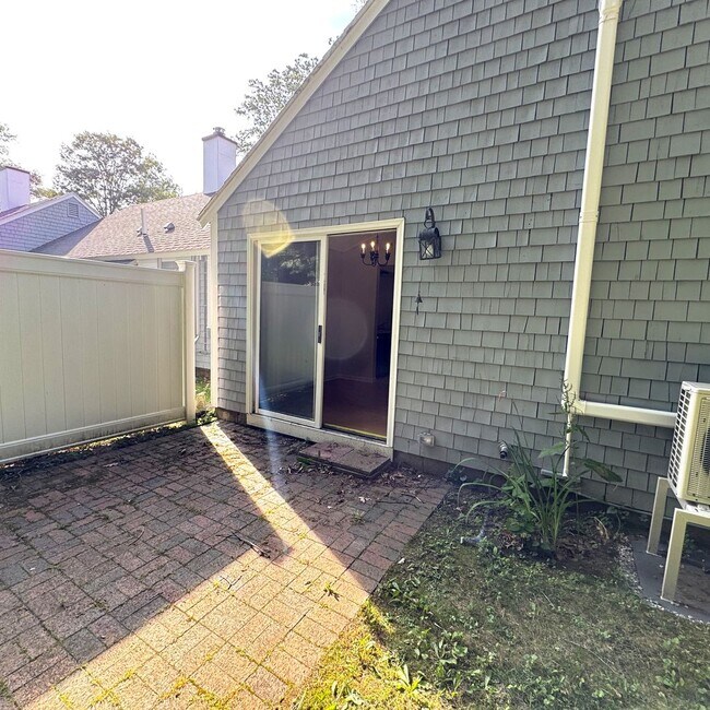 Building Photo - 9-11 Oakview Dr