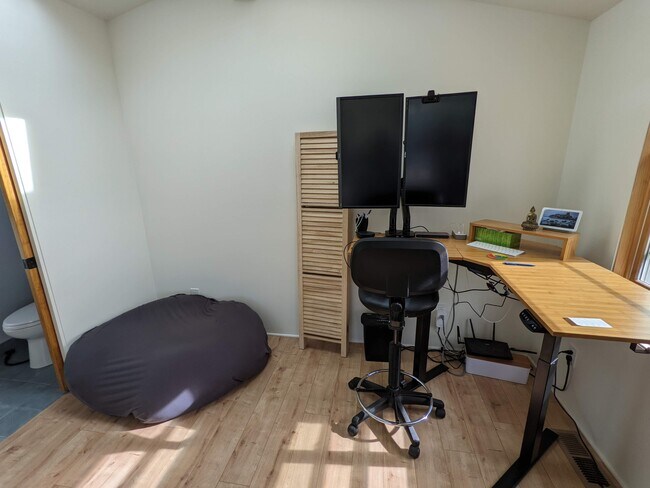 Building Photo - 820 46th St