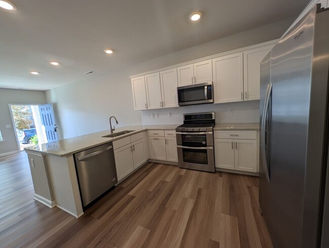 Building Photo - Gorgeous 3 beds, 2.5 bath home located in Harmony at Matthews!