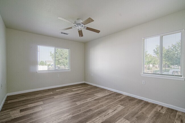 Building Photo - Great two bedroom, one bath near airport. AVAILABLE BEGINNING 6/17/26