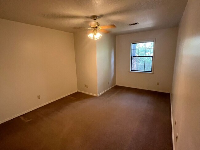 Building Photo - 308 W 16th Ct