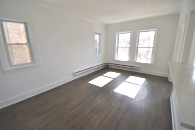 Building Photo - 846 W Ainslie St