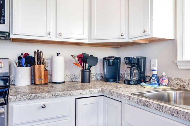 Building Photo - 12 Epping Ave