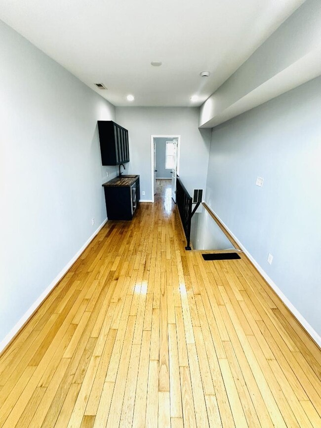 Building Photo - 2517 Foster Ave