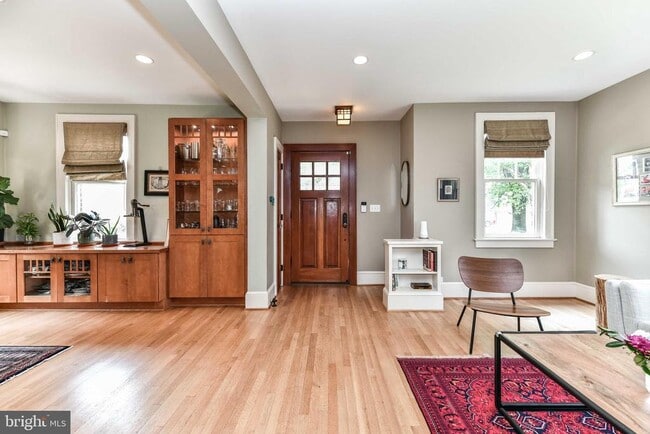 Building Photo - 904 Park Ave