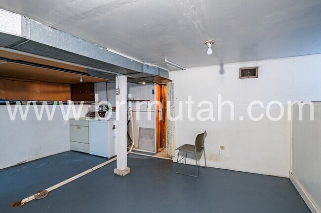 Building Photo - 1655 E 900 S
