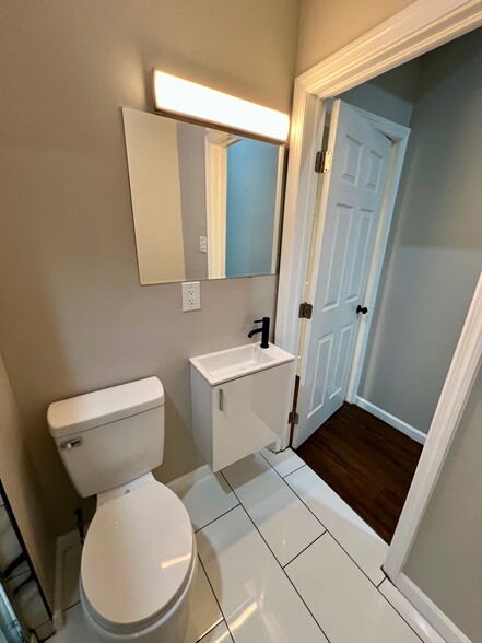 Bathrom View 2 - 3904 Aspen St