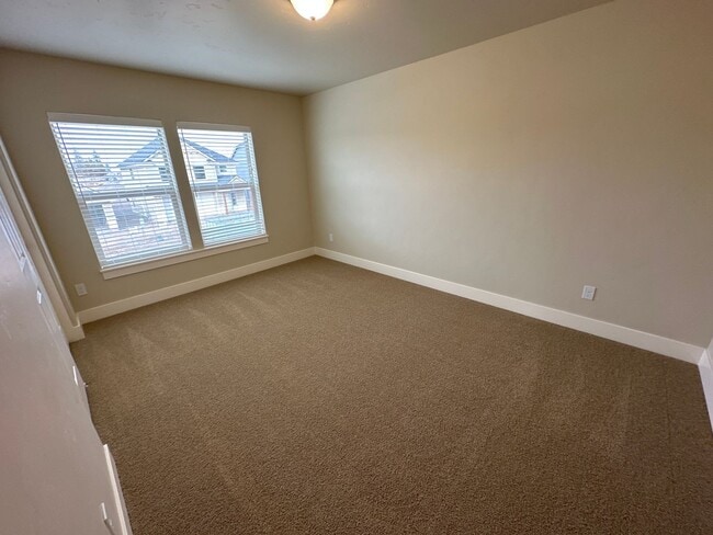 Building Photo - Newer SE Bend House w/A/C, 3 Bdrms, 2.5 Baths, 2160 Sq Ft, EVO OUTLET, Access to Pool, Dbl Garage