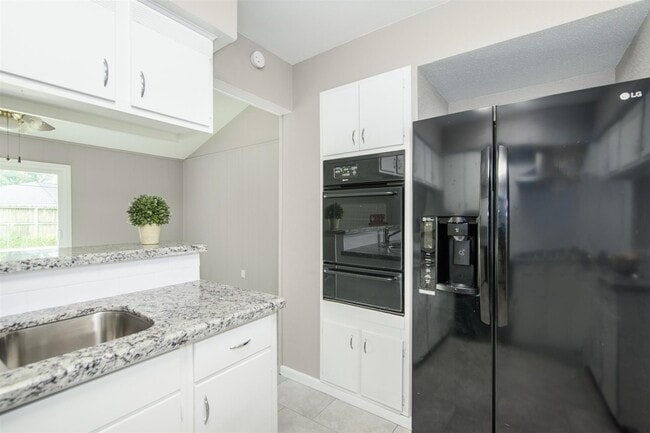 Building Photo - 9619 Rockhurst Dr