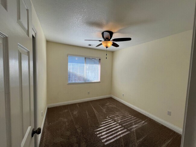 Building Photo - 4-bedroom single story home in Turlock!
