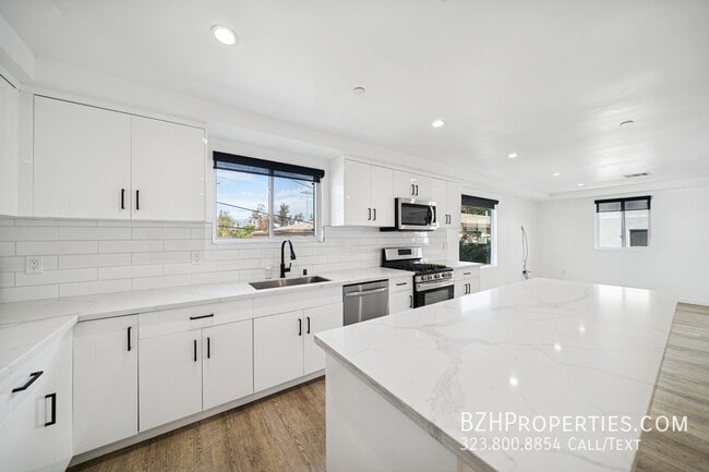 Building Photo - 835 N Harvard Blvd