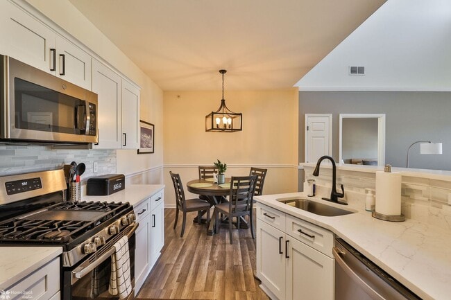 Building Photo - Bright, spacious 2-bedroom / 2-bath condo available now!