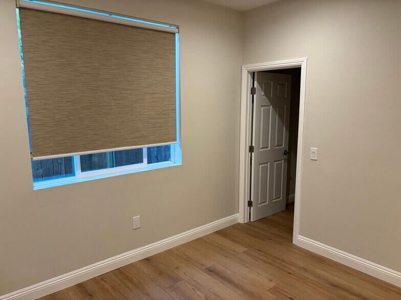 Building Photo - 2454 Los Feliz Dr