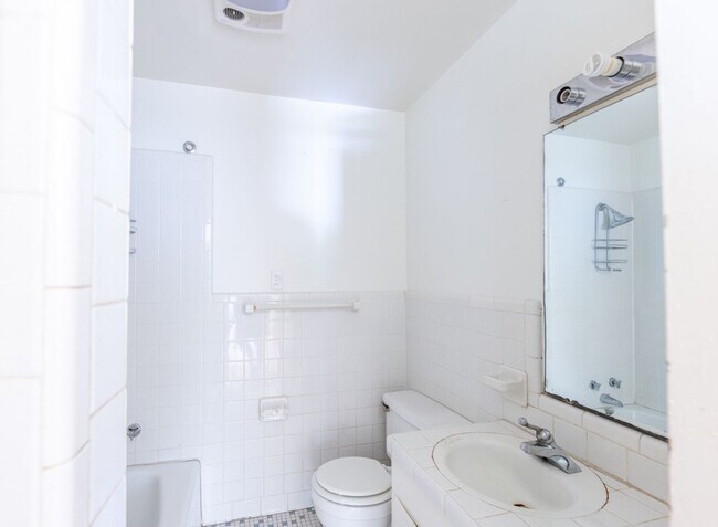 Building Photo - Charming Single-Level Brick Home with Large Yard & Patio in Little Rock