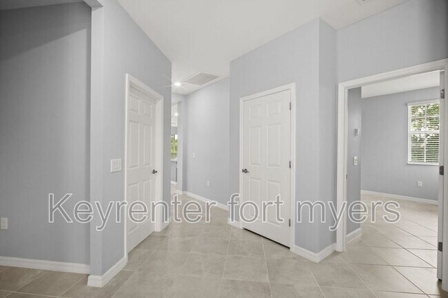 Building Photo - 12000 Santaluz Dr