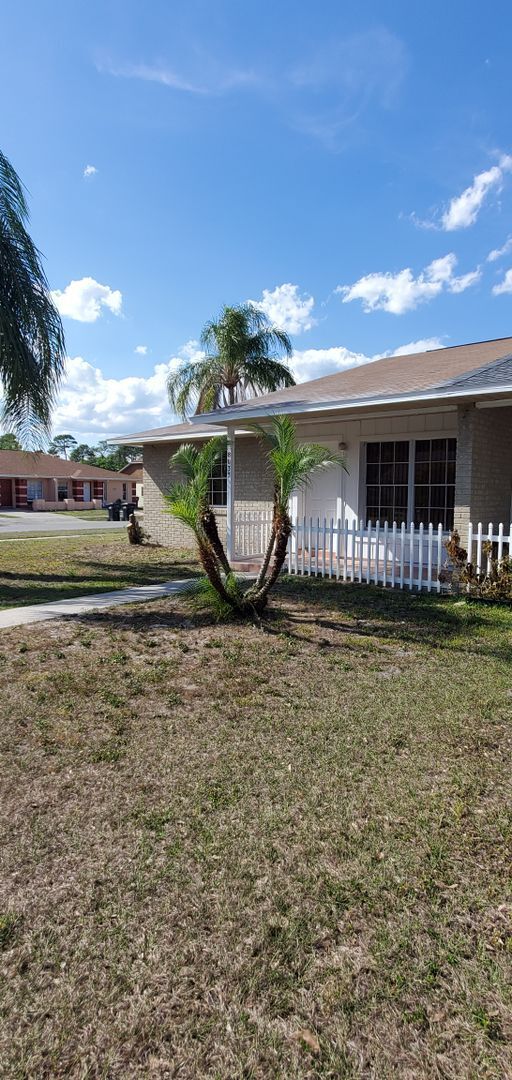 Building Photo - Charming 2 Bedroom Duplex with Tiled Flooring and Patio Space
