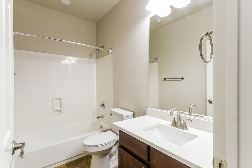 Building Photo - 2226 W Oyer Ln