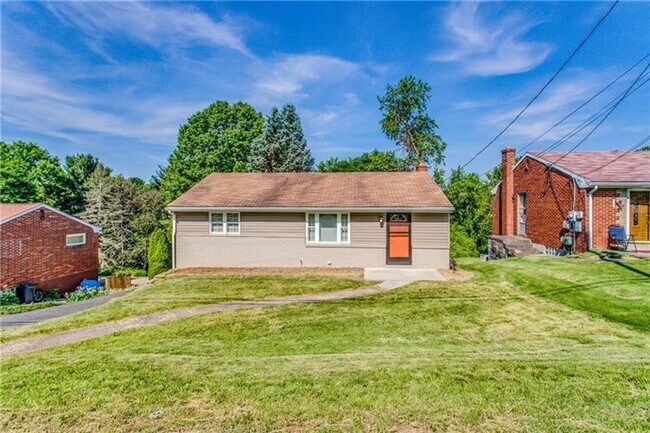 Building Photo - Beautiful 3 Bed / 1.5 Bath with Garage and Large Yard - Available May!!