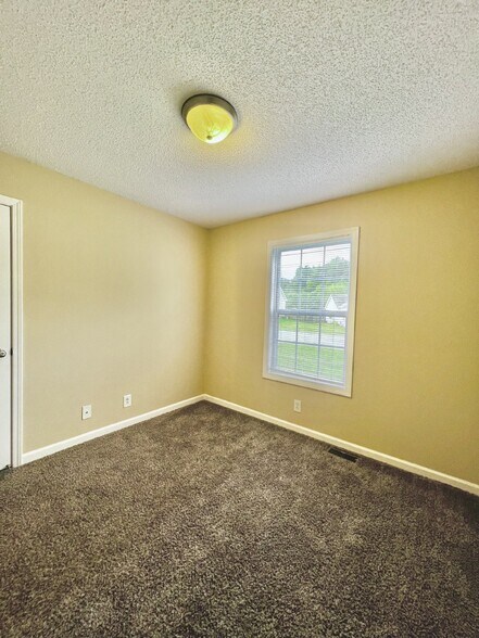 Building Photo - 397 Paris Dr