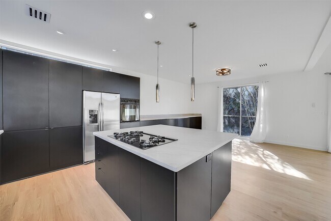 Building Photo - 320 Detering St