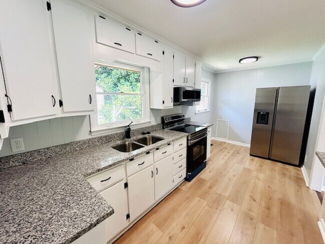 Building Photo - MOVE IN SPECIAL- $300 Off First Month's Rent-MOVE IN READY BRICK HOME!