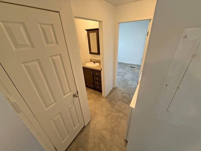 Building Photo - 2501 N Apperson Way