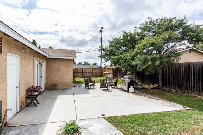 Building Photo - LOOK NO FURTHER! Beautiful 3 Bedroom / 1Ba...