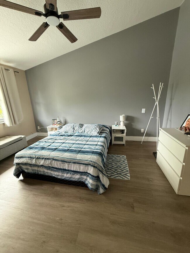 Building Photo - 1120 W Lakes Dr