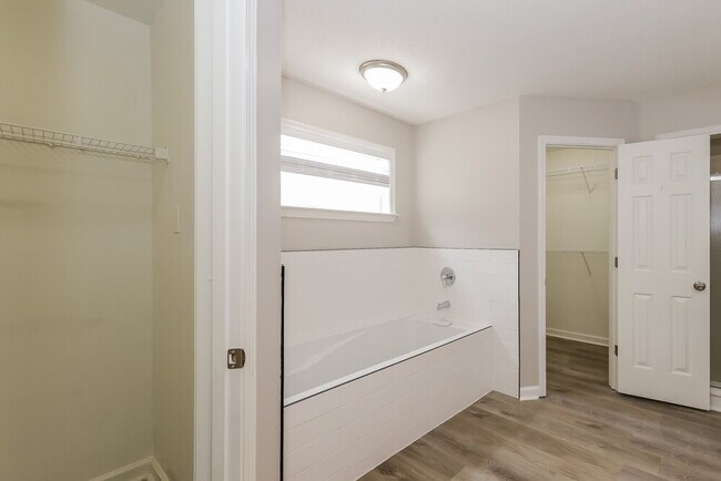 Building Photo - 6150 Woodstock View Dr