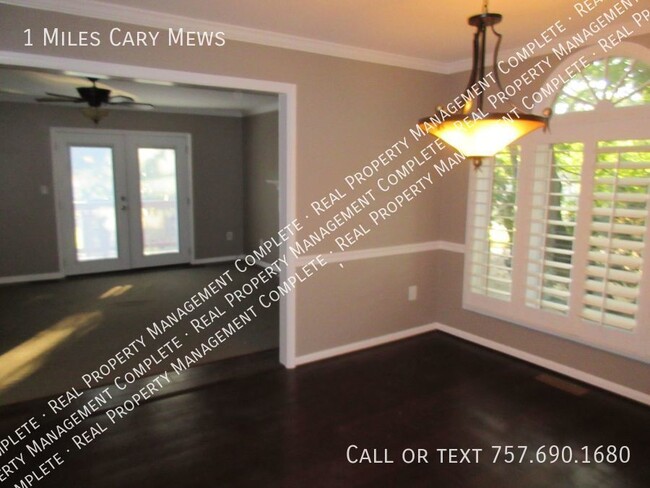 Building Photo - 1,650 square foot townhouse with 3 beds an...