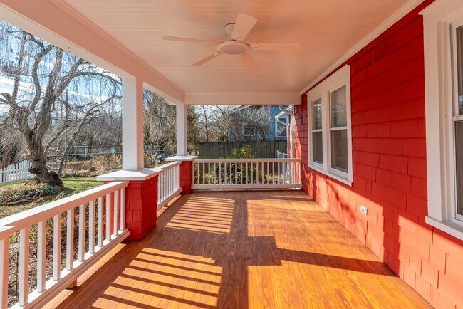 Building Photo - Charming Black Mountain Rental!
