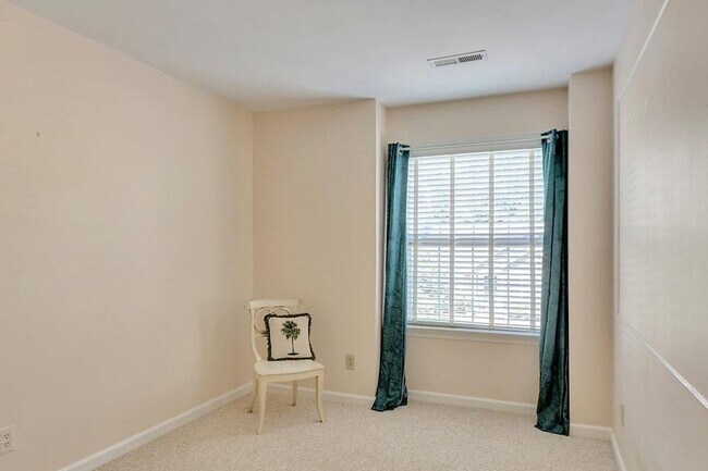 Building Photo - River Run Townhome With Large Finished Basement